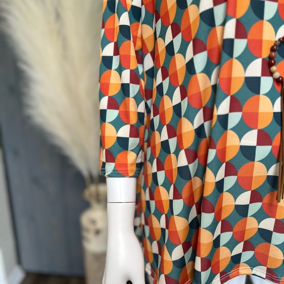 NWOT The Zig Zag Stripe Women’s Multi Colored Print Top Size Large - Picture 8 of 11